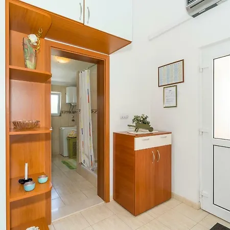 Lara Apartmán *