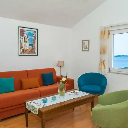 Lara Apartmán *